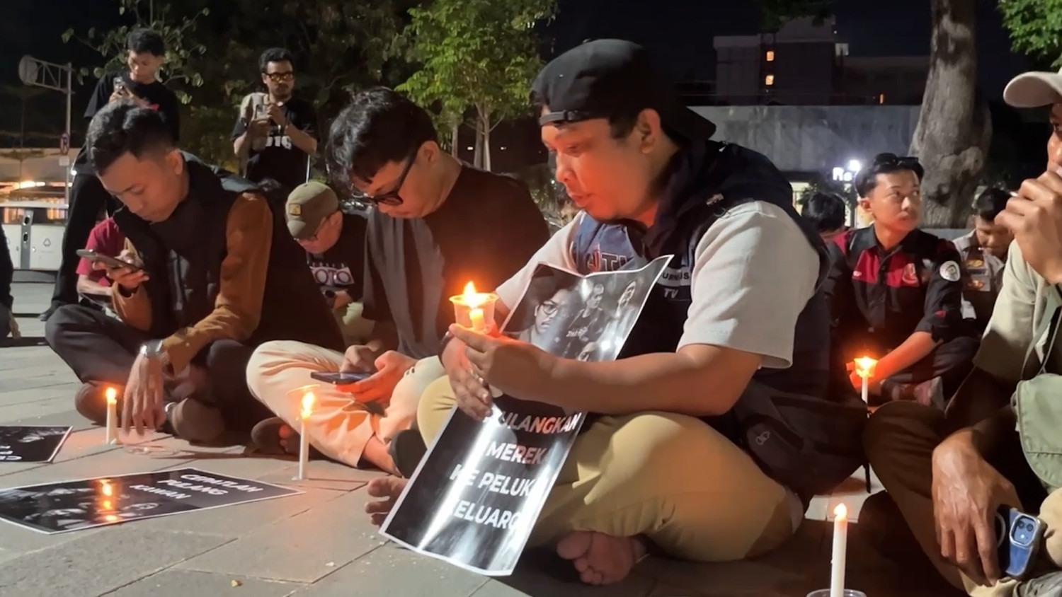 Palu Journalists Hold Solidarity Action for Missing Reporters in Sunda Strait