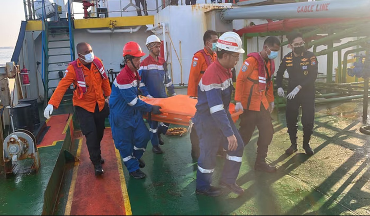 Virgo Transport 8 Has Drifted and Capsized, Posing Risks to Divers