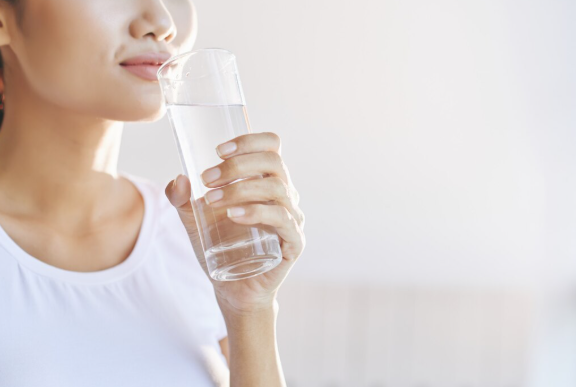 Nutritionist Reveals Effective Drinking Pattern to Prevent Dehydration During Hot Weather