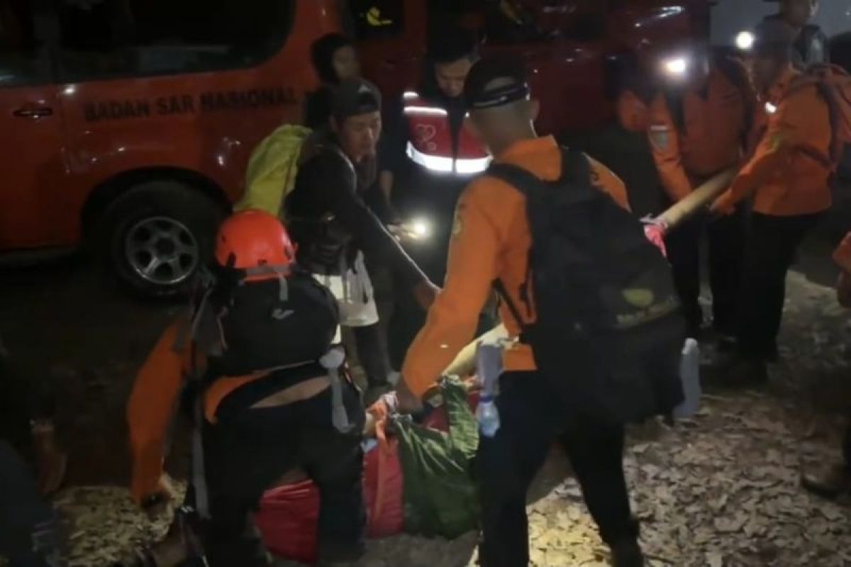 Joint SAR team safely evacuates foreign climber from Mount Rinjani