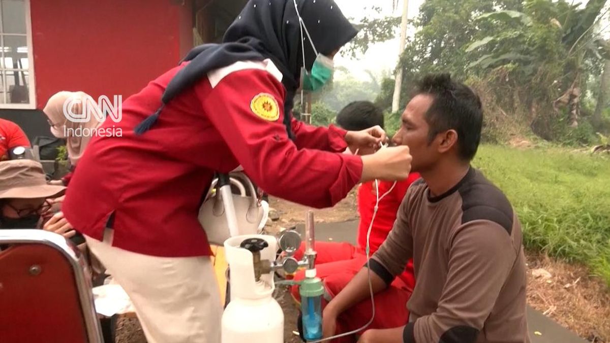 Thick Haze from Forest Fires, Volunteers Distribute Oxygen to Residents of Pontianak