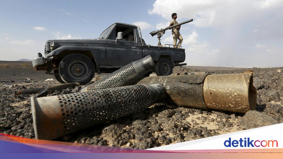 Barrage of Houthi Missiles and Drones Strikes Saudi Arabia, Wounding 13