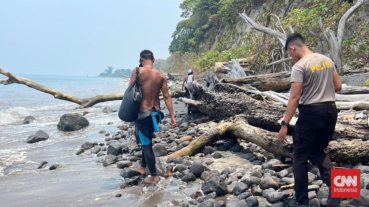 SAR Team Sweeps Islands Around Mount Anak Krakatau in Search for Missing Journalists