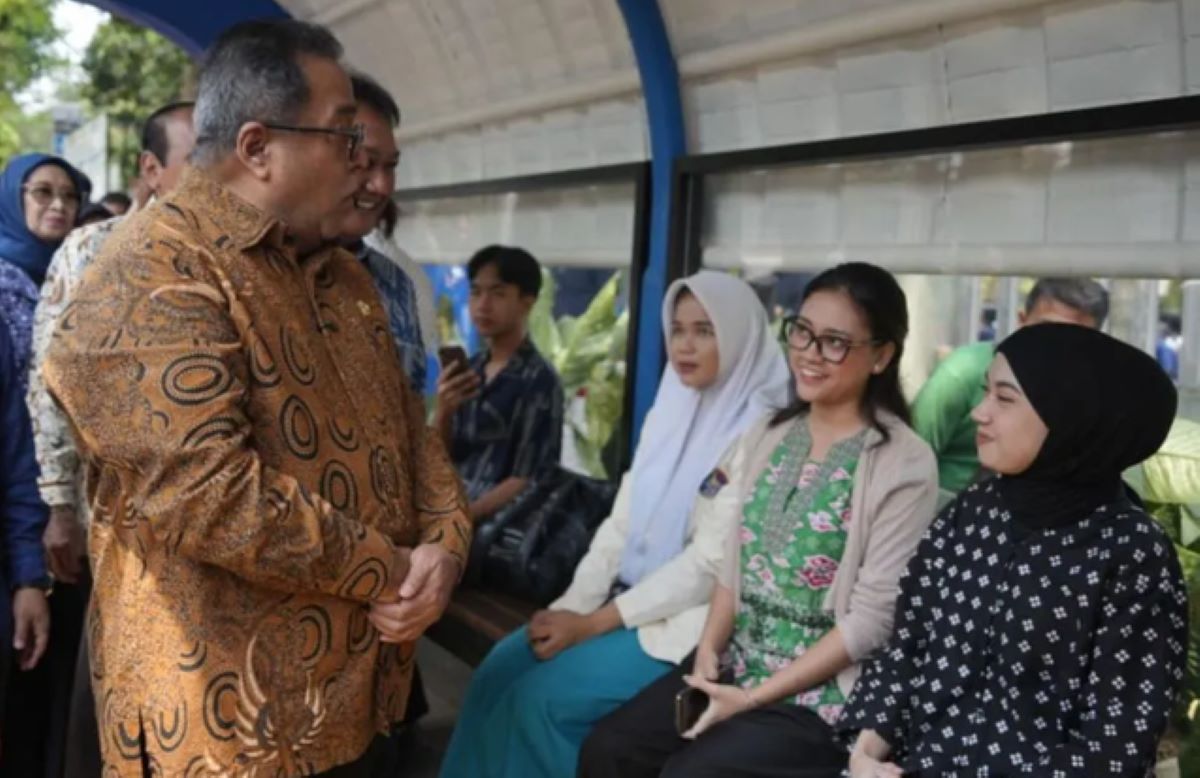 Deputy Governor of Jakarta Affirms Commitment to Public Services Through New Bus Stop in Jagakarsa