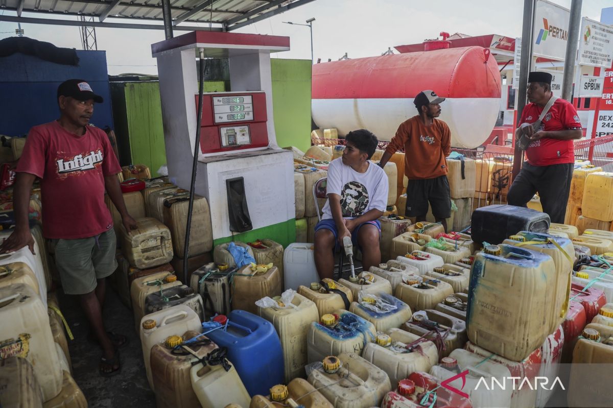 Pertamina distributes subsidised fuel twice a week each month to 98 small-scale fishermen in the Ternate area
