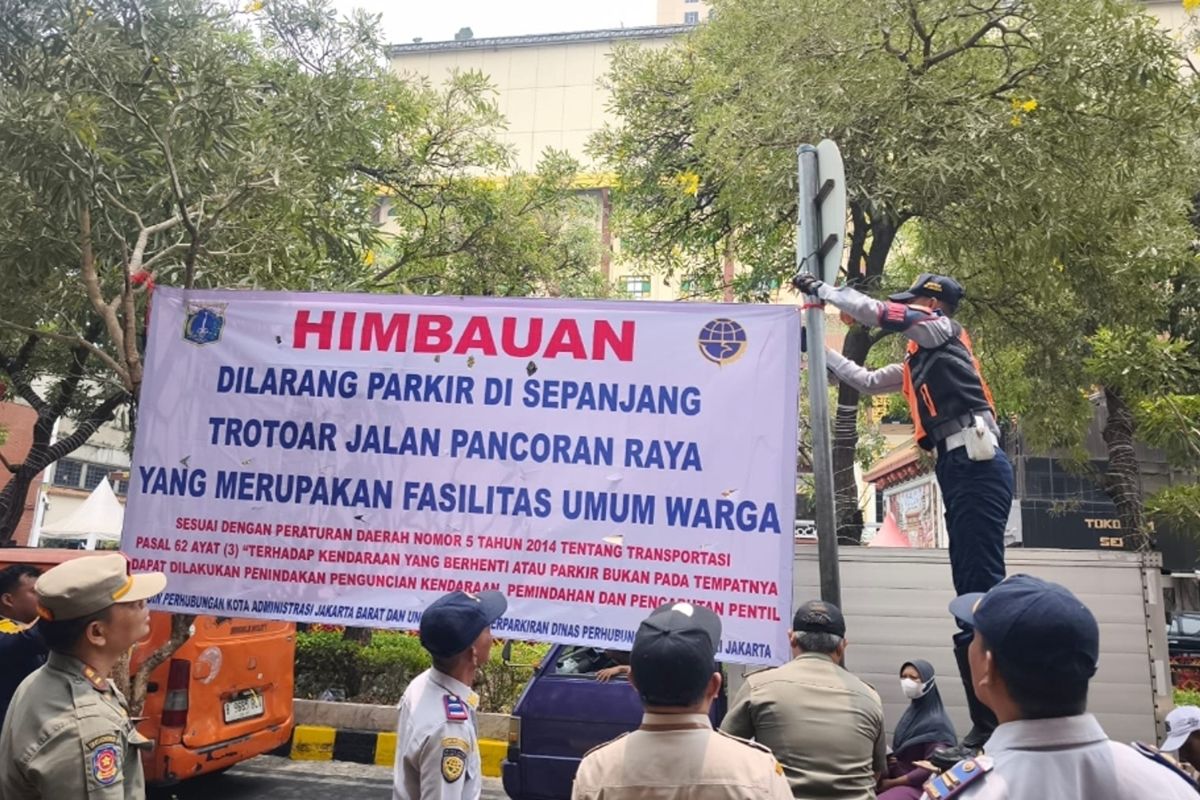 Officers clear illegal parking and install prohibition banners in Glodok