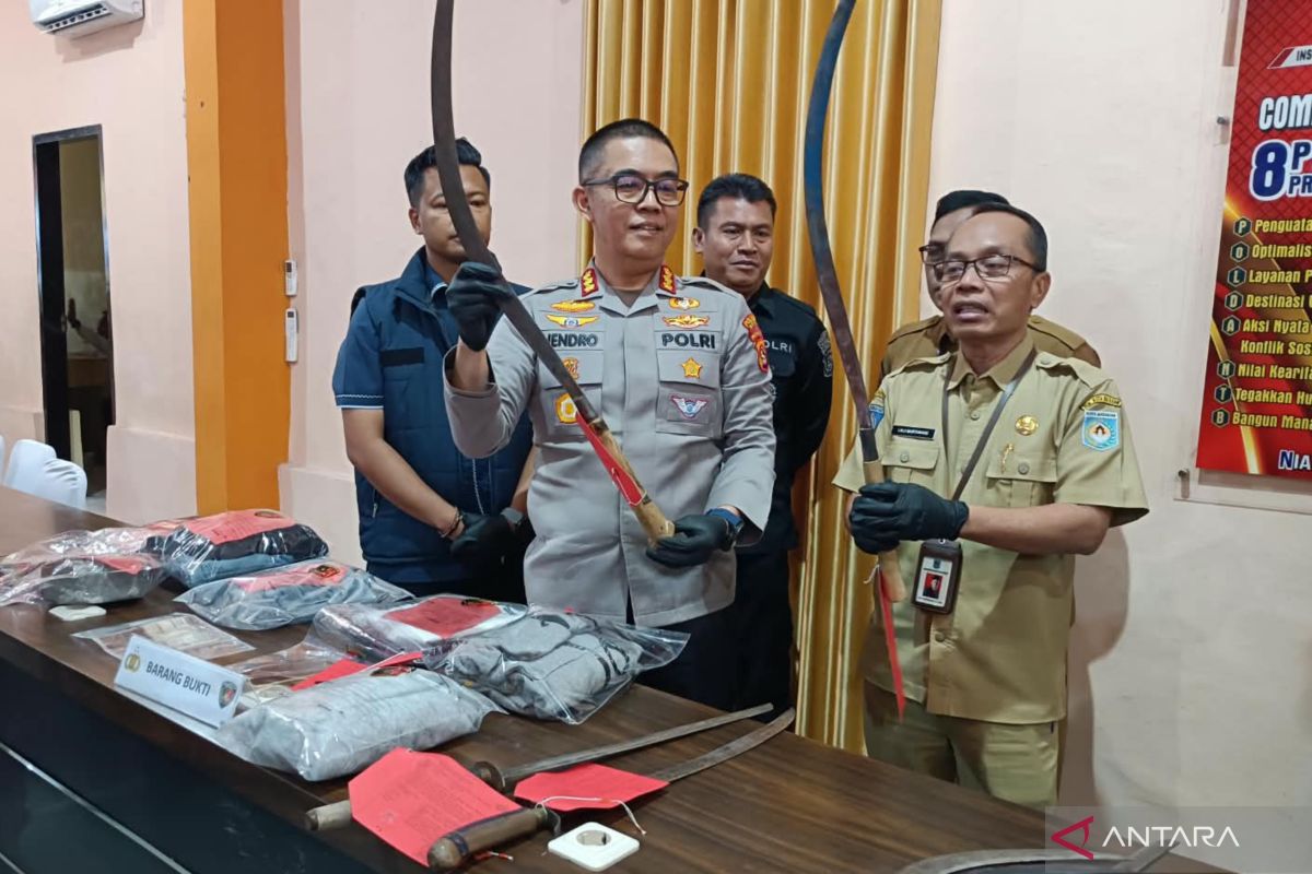 Police name six suspects in armed convoy case