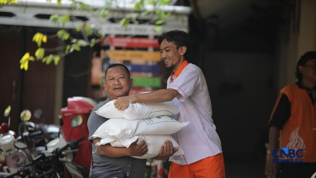 Residents in Deciles 1-4 Queue to Receive 30 Kg Rice Aid, Here Is the Location