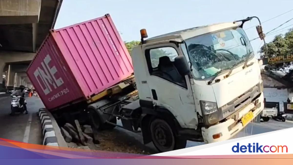 Truck Carrying 15-Tonne Container Plunges onto Road Divider in Cakung, Driver Suspected of Dozing Off