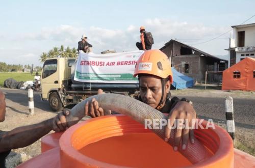 After Earthquake Amid Drought, DMC Dompet Dhuafa Distributes Clean Water to Earthquake Survivors