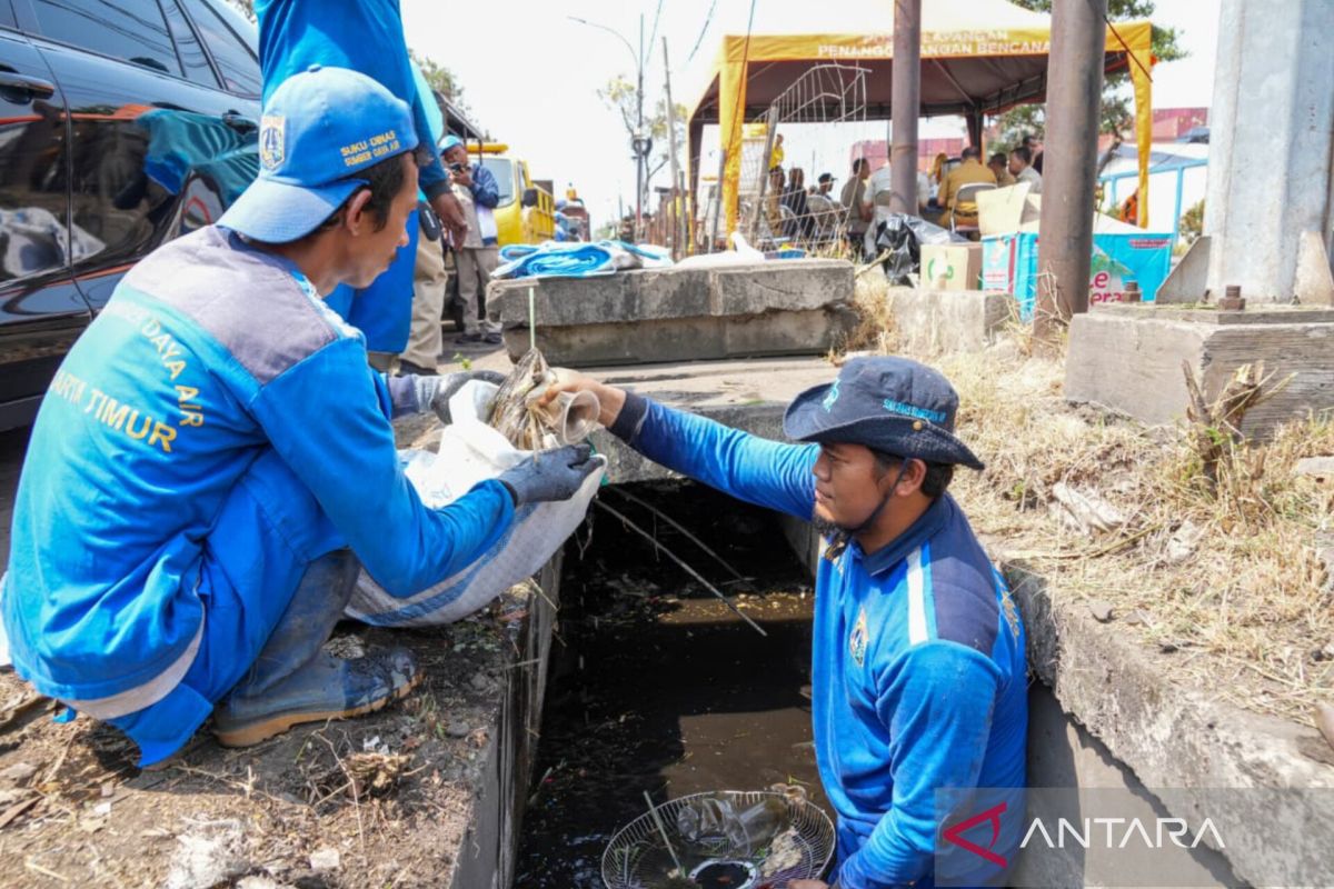 East Jakarta maximises water capacity through sludge removal in Phb channels