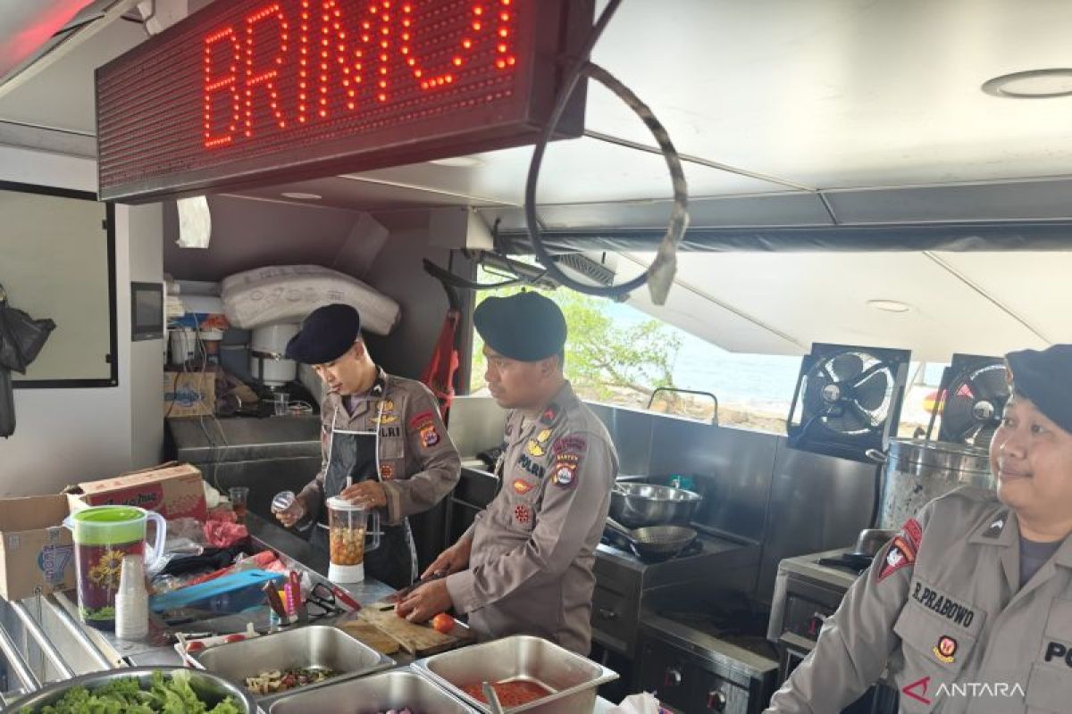 Indonesian National Police provide 300 meals per day to support journalist SAR operation