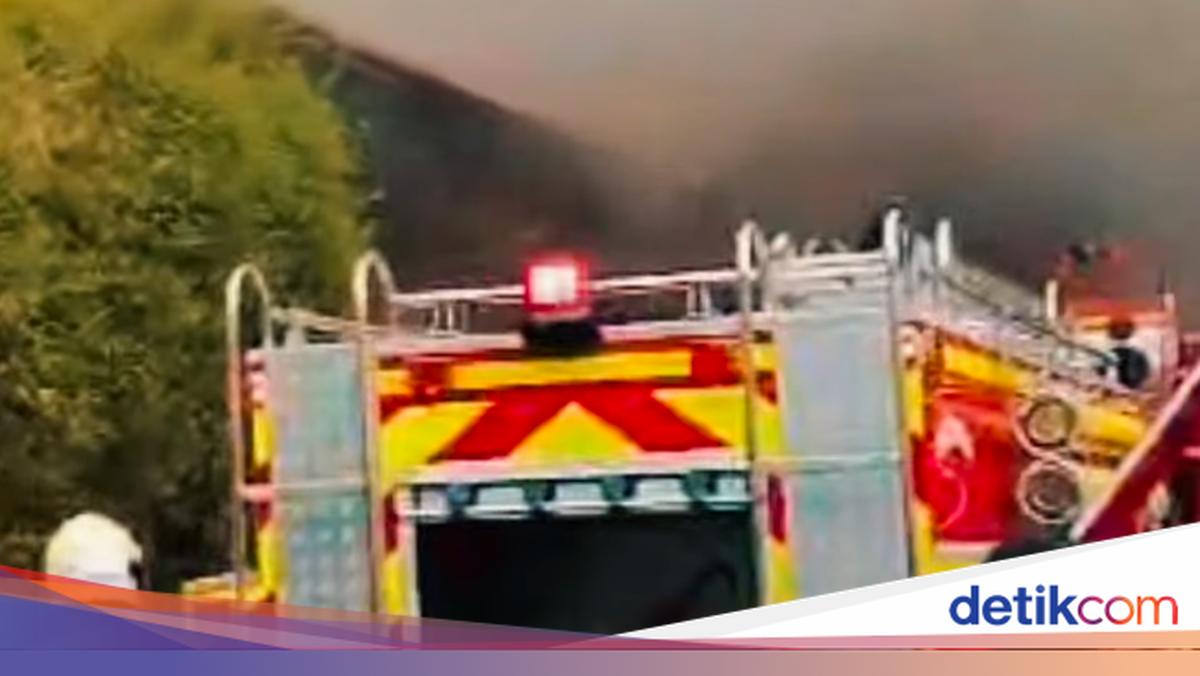 Factory in Batuceper, Tangerang, Catches Fire, Sending Thick Black Smoke into the Air