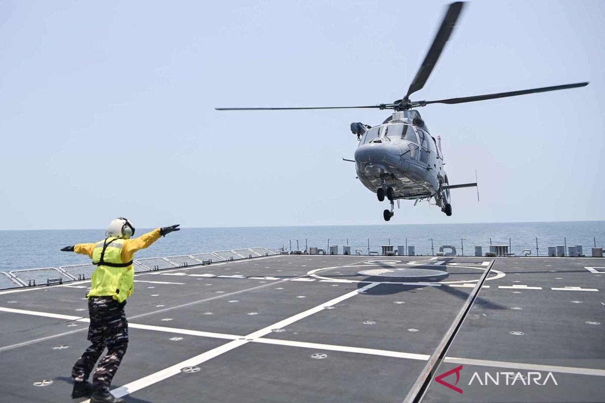 The helicopter landing process on KRI Prabu Siliwangi-321