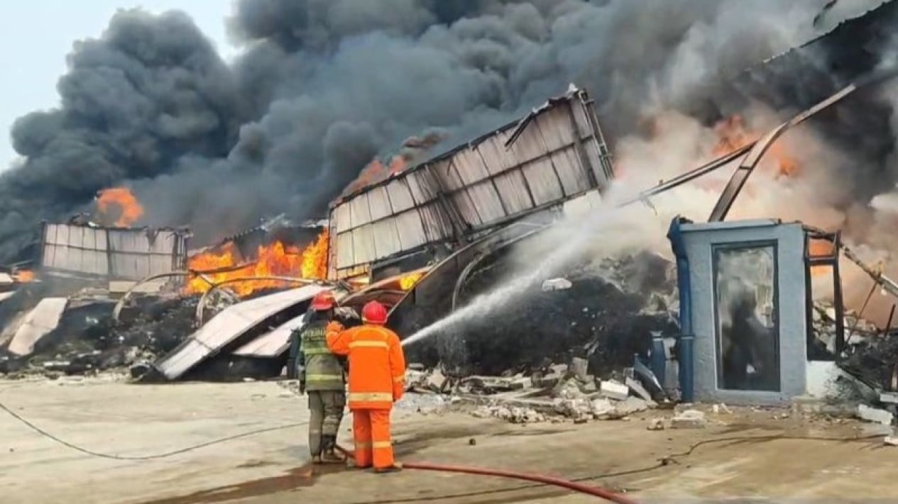 Massive Fire Devours 20 Warehouses in Tangerang; Soekarno-Hatta Airport Reveals Current Flight Status