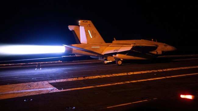 Moment US Aircraft Carrier Deployed to Middle East: Preparing for Major War?