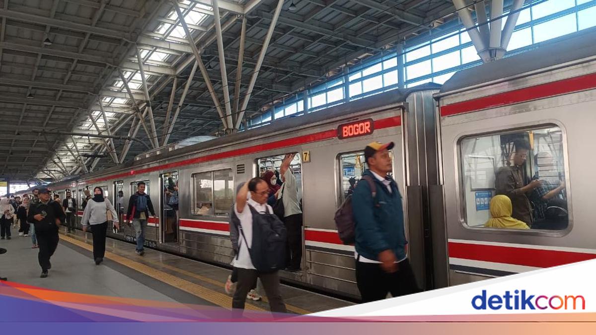 Priok KRL Deployed on Red Line; Commuters Hope for Rapid Return of INKA Trains