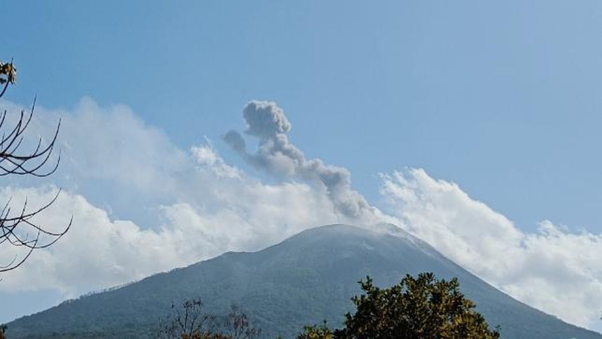 Mount Ili Lewotolok Erupts 270 Times a Day, Two Airports Remain Closed