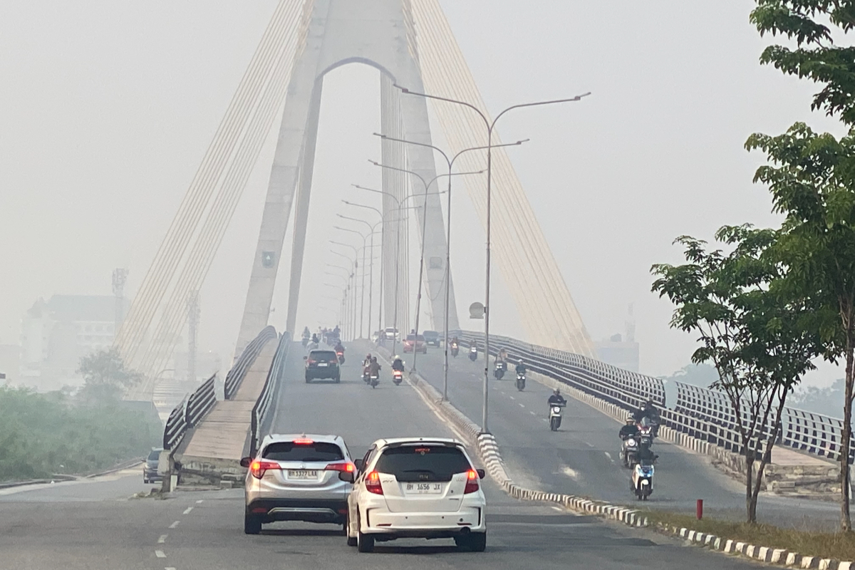 Forest Fire Haze Returns Thick in Pekanbaru, Visibility Drops Below 1,000 Metres