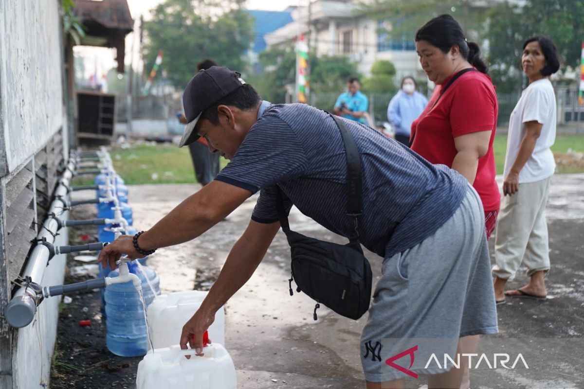 Barges Bridge Pontianak Residents to Fresh Water Sources