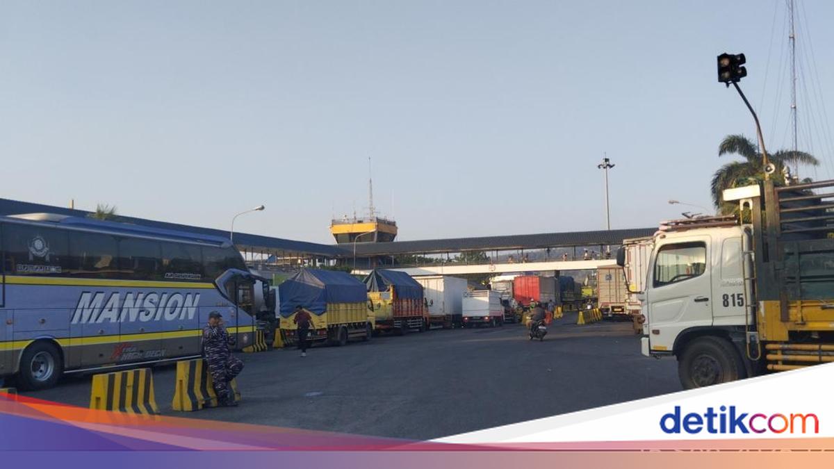 Ships Struggle to Dock Due to Low Tide, Causing Long Queues at Gilimanuk