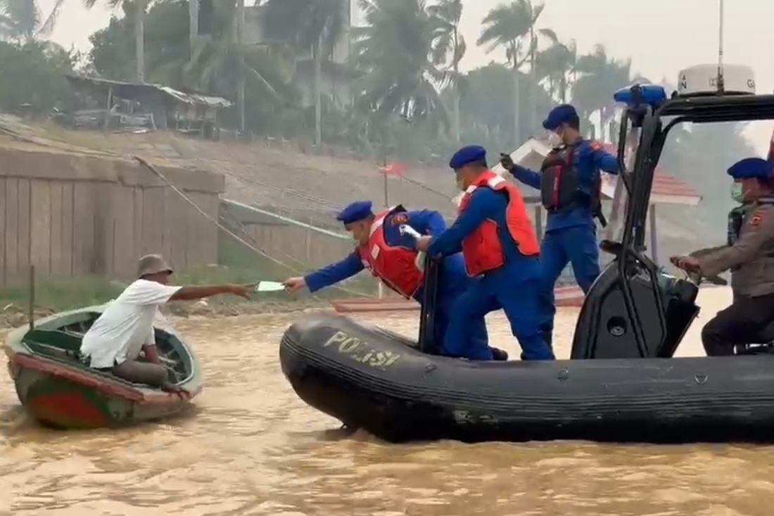 Haze from Forest Fires Threatens Navigation Activities on Batanghari River