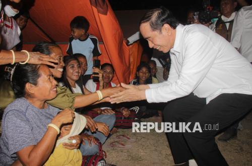 Jokowi Visits Earthquake Survivors on Palue Island, NTT