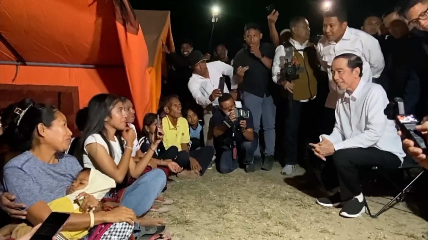 Jokowi visits earthquake survivors on Palue Island, NTT