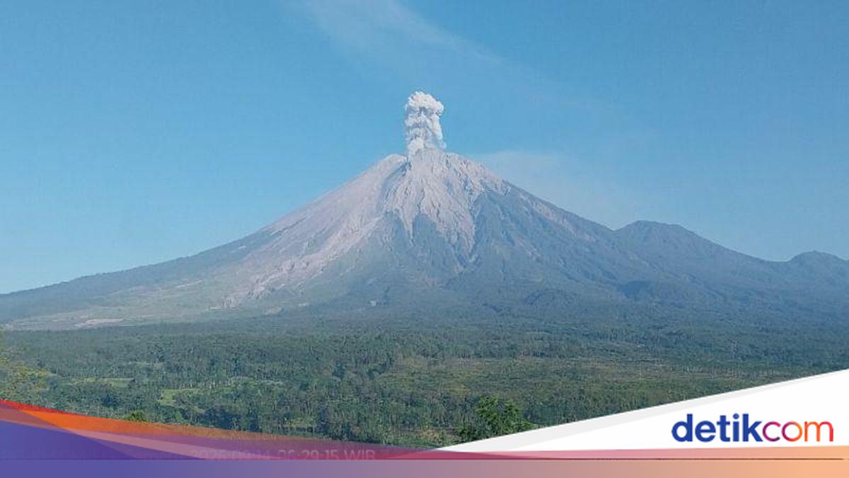 Mount Semeru Erupts Again, Accompanied by Loud Explosions