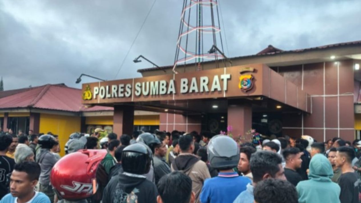 Unrest Breaks Out in West Sumba; TNI Deployed After Police Headquarters Attacked