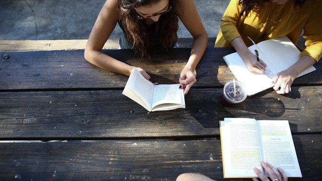 Singapore Rewards Citizens for Reading Books