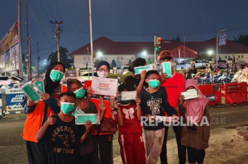 Palembang Air Grows Increasingly Thick; Rumah Zakat Distributes 400 Masks to the Public