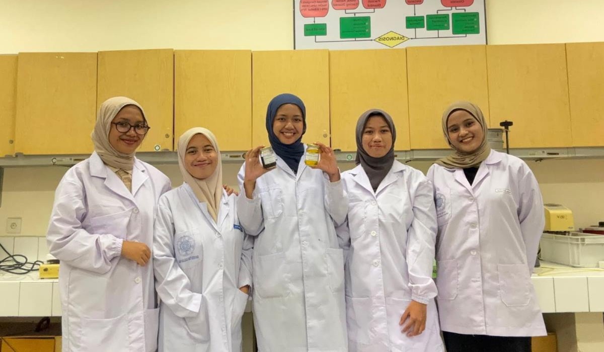 UGM Students Research Papaya and Carica Seeds to Combat Liver Fluke in Cattle