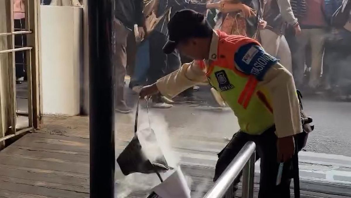 Moments of Smoke from Passenger's Bag Trigger Panic on Rawa Buntu Commuter Line