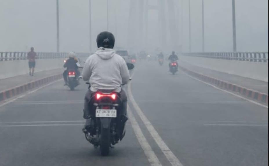 Thick Haze from Forest Fires Envelops Samarinda, Flights Diverted and Schools Switch to Online Learning