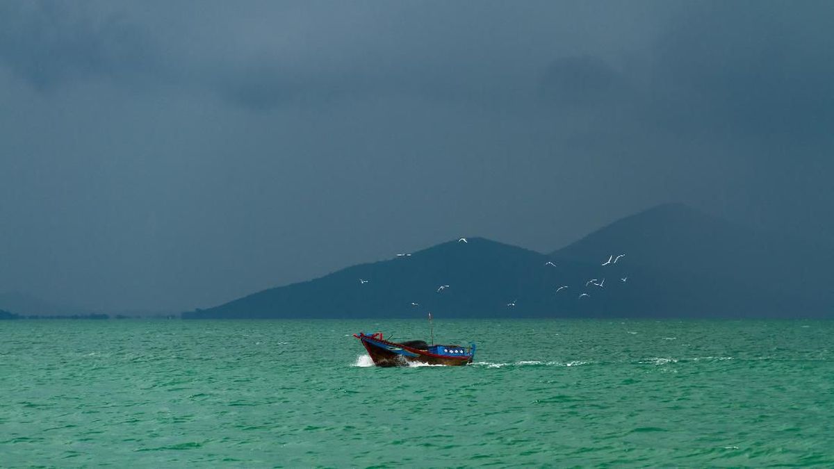 Strong Currents Cause Collision Between Two Tour Boats in Padar Strait
