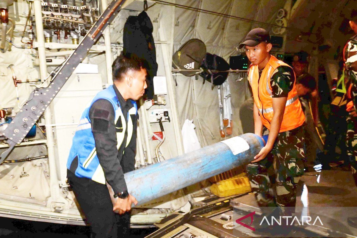 Indonesian Air Force Hercules delivers health support and forest fire equipment to South Kalimantan