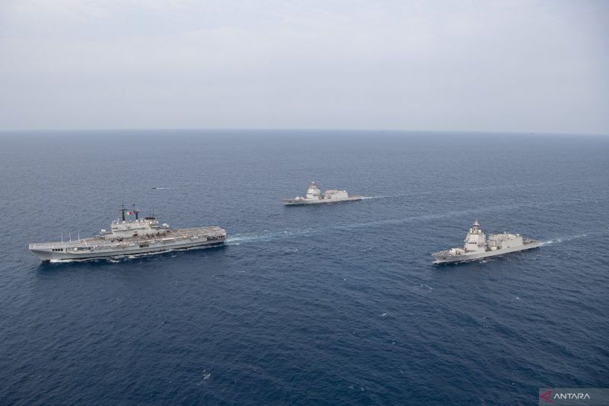 Observing the formation of the Indonesian aircraft carrier escorted by two KRI and TNI AL aircraft