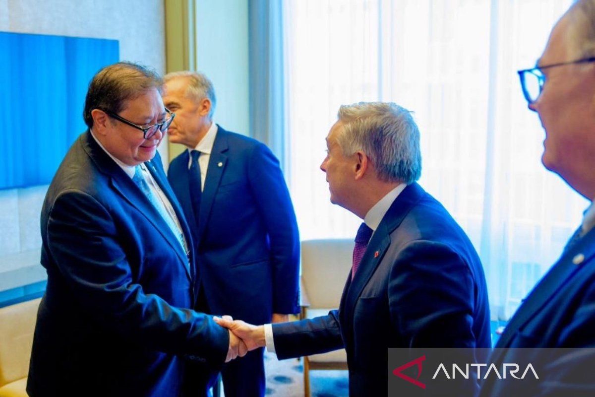 Coordinating Minister Airlangga studies Canada's strategy for developing AI data centres