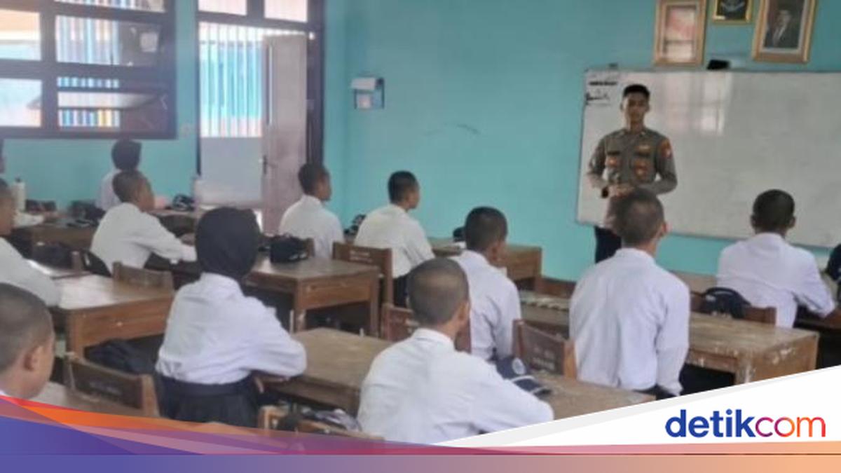 Kepulauan Seribu Police Educate Students Through 'Godfather' Programme