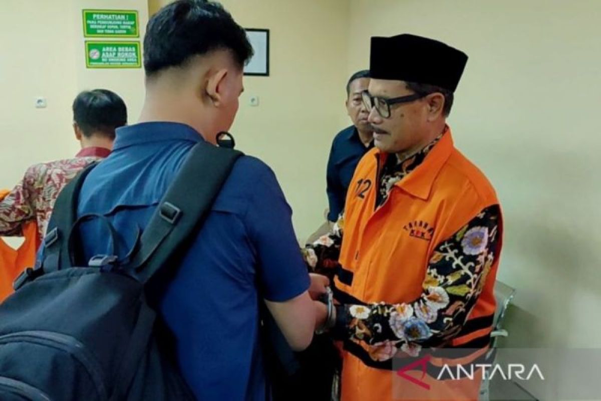 Inactive Madiun Mayor Maidi Faces 7-Year Prison Sentence Demand