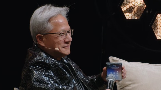 Not Using an iPhone: The Rp 3,200 Trillion Man's Mobile Phone is a Gift from a Friend