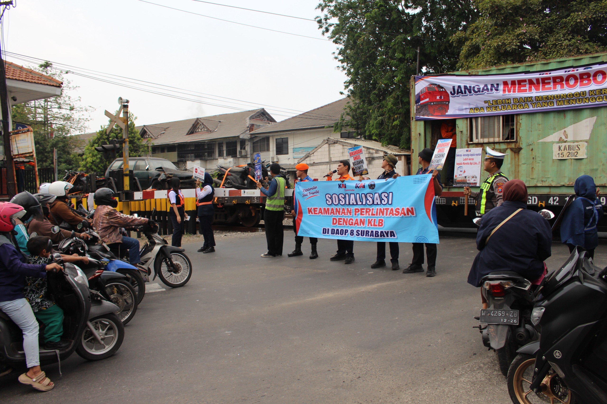 KAI Daop 8 Surabaya Utilises Special Train to Conduct Level Crossing Safety Education