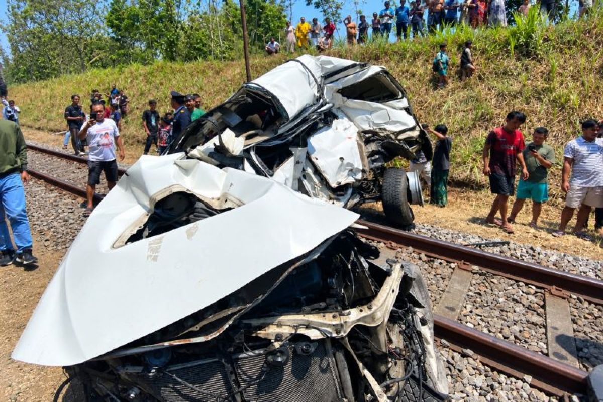 Ijen Express Train Delayed Following Collision with Car in Jember