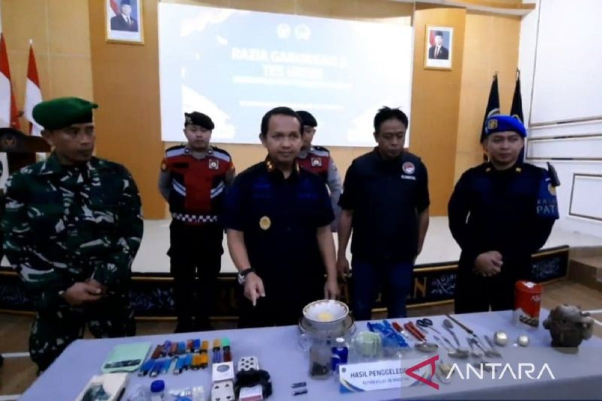 Magetan Detention Centre conducts cell raids to prevent prohibited items