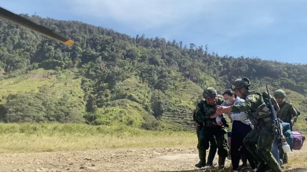 Aris Sanda Dies in Burnt Car, Wife Evacuated by TNI Using Two Helicopters