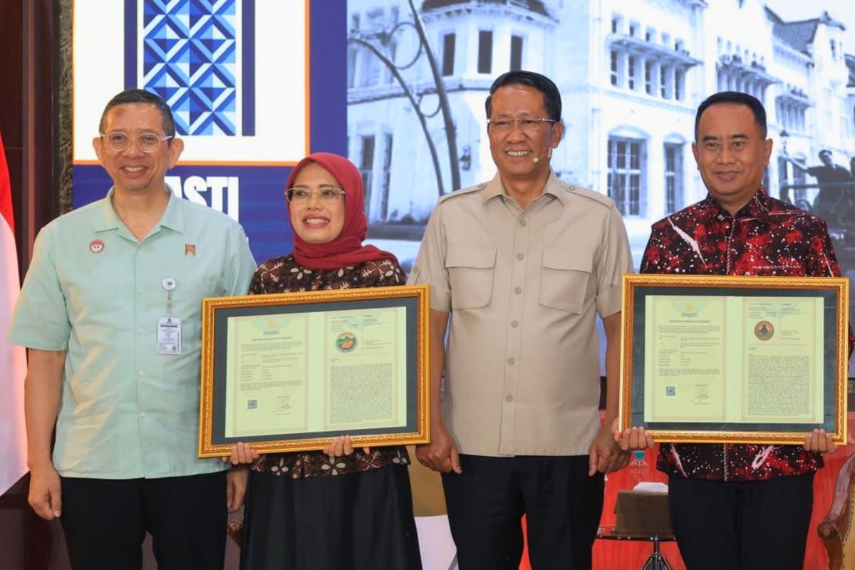 Law Minister presents certificates for two geographical indications under PAS programme