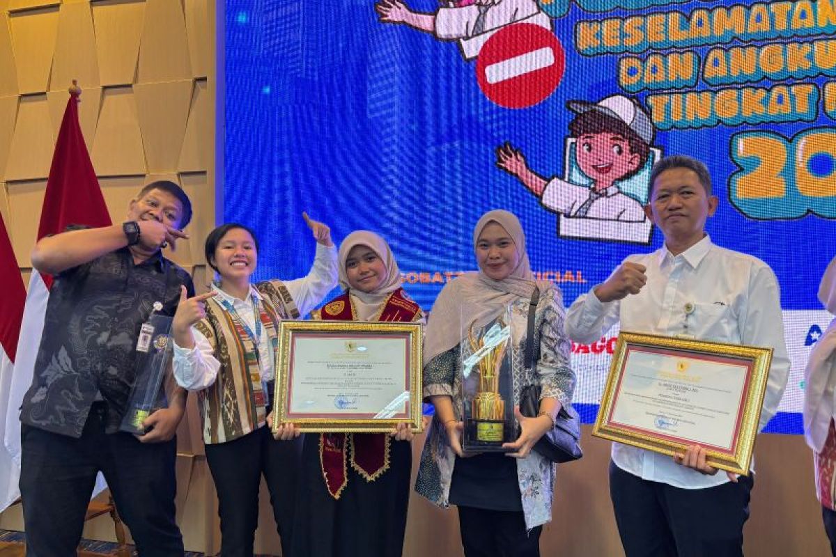 Central Java wins Best Mentor award for traffic safety student pioneers