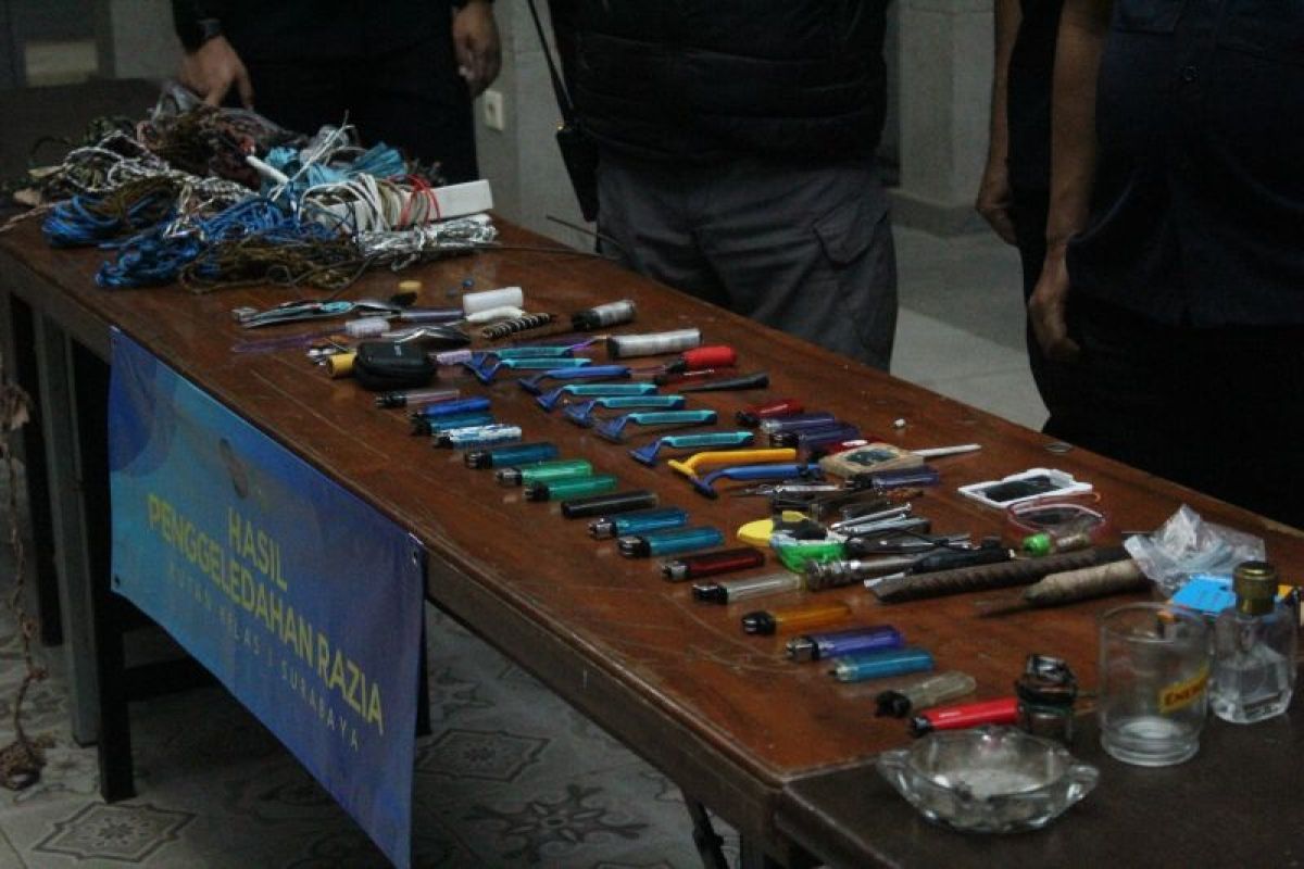Surabaya Detention Centre Seizes 53 Prohibited Items During Joint Raid