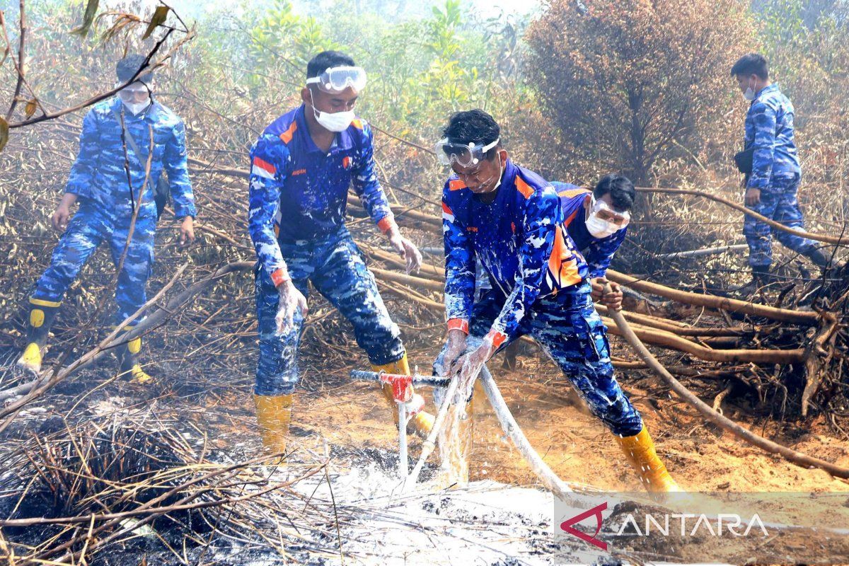 Sjamsudin Noor Air Base Extinguishes Hidden Embers Beneath Peat Layers